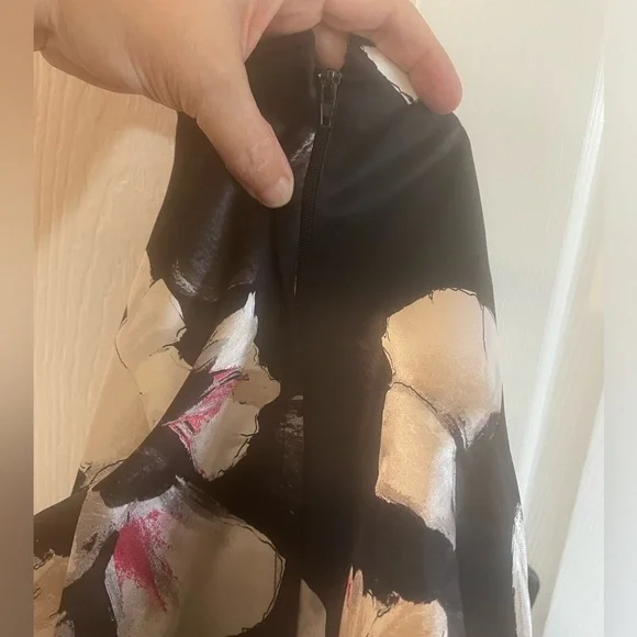 White House Black Market 100% silk floral halter top. See pics for measurements - Picture 9 of 14